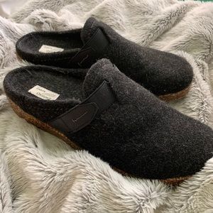 Earth Origins Jenna wool felt clogs